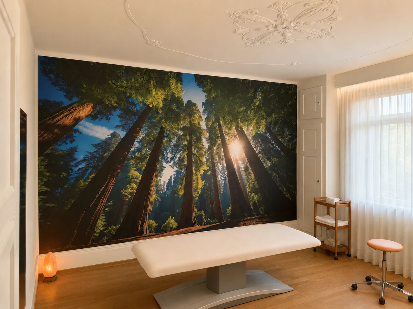 Ruhiger Behandlungsraum mit Waldmotiv und Stuckdecke